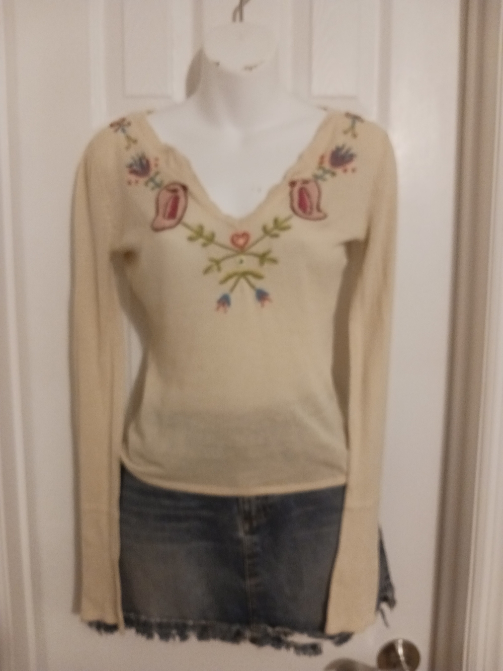 Y2k Cream V-Neck Sweater with Embroidered Floral Accent